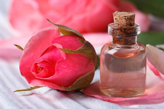รูปภาพ:https://cdn1.medicalnewstoday.com/content/images/articles/320/320216/rose-water-in-small-glass-bottle-next-to-rose-flower.jpg