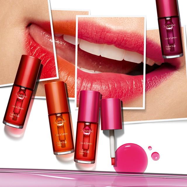 ตัวอย่าง ภาพหน้าปก:กระเป๋าตังค์สั่นแล้วค่ะซิส! กับ ‘Water Lip Stain’ จาก Clarins เฉดสีสดใส สวยแรง จนต้องรีบสอย!