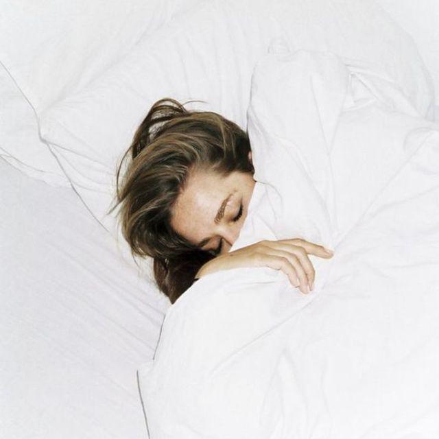 ตัวอย่าง ภาพหน้าปก:นอนน้อย ตาบวมไม่ไหวแล้ว! รวมสารพัดวิธี 'แก้โทรม' ในวันที่นอนไม่พอ 