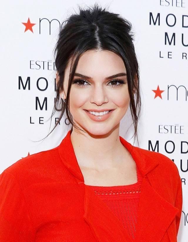 รูปภาพ:http://cliqueimg.com/cache/posts/172556/8-ways-to-style-center-parted-hair-courtesy-of-kendall-jenner-1549509-1448322190.640x0c.jpg