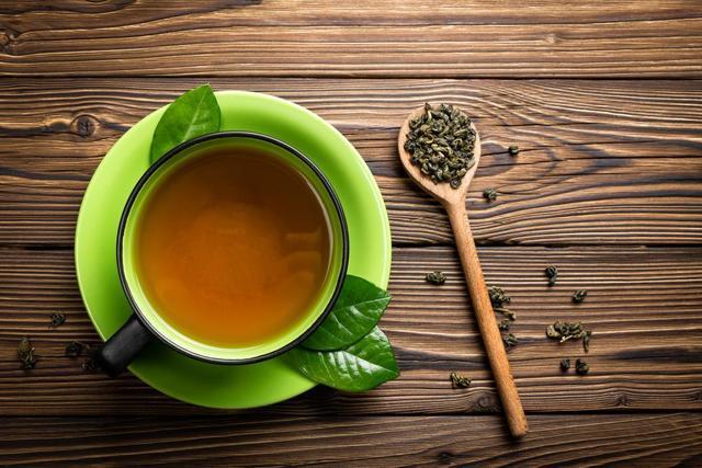 รูปภาพ:https://cdn1.medicalnewstoday.com/content/images/articles/320/320540/green-tea-in-cup-with-tea-leaves-on-wooden-spoon.jpg
