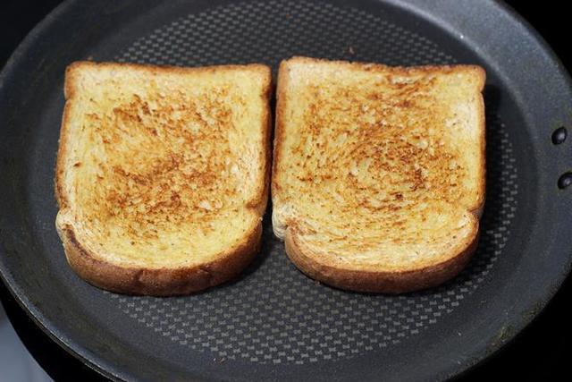 รูปภาพ:https://www.staticwhich.co.uk/media/images/trusted-trader/desktop-main/putting-bread-into-toaster-421015.jpg
