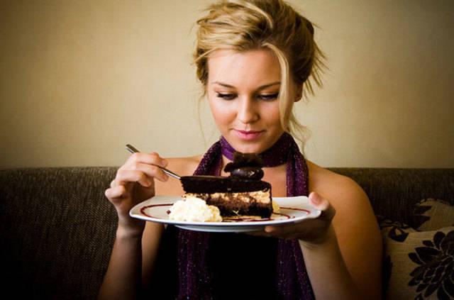รูปภาพ:http://www.dooddot.com/wp-content/uploads/2015/12/why-women-like-to-eat-cakes-dooddot-COVER.jpg