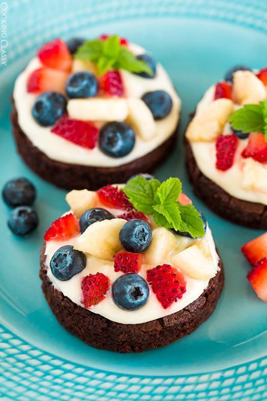 รูปภาพ:http://www.cookingclassy.com/wp-content/uploads/2014/06/mini-brownie-fruit-pizzas-edit2+text..jpg