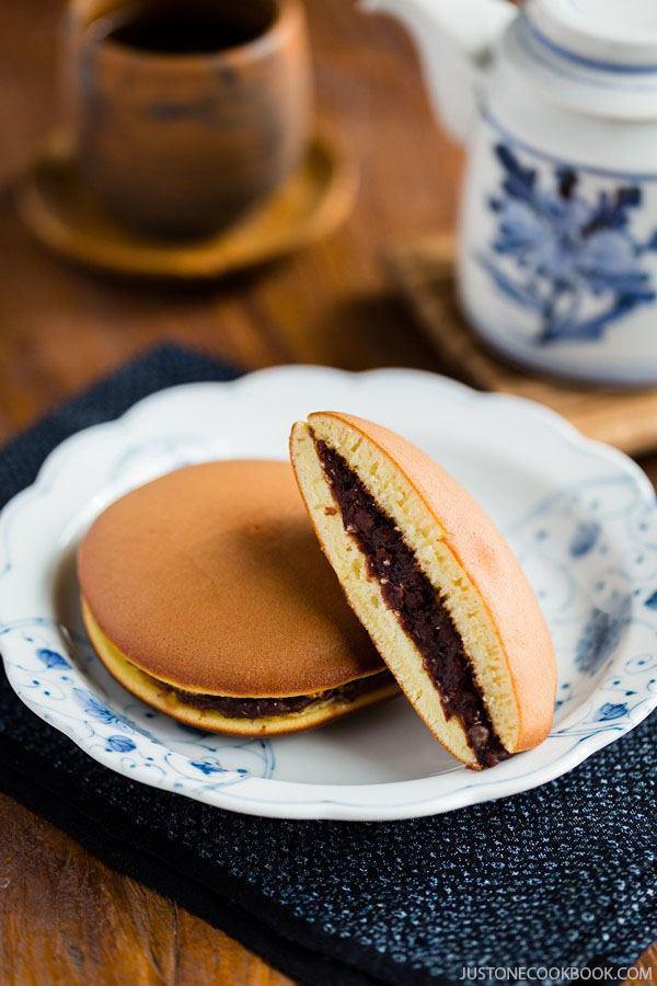 รูปภาพ:https://www.justonecookbook.com/wp-content/uploads/2011/10/Dorayaki-New-II.jpg