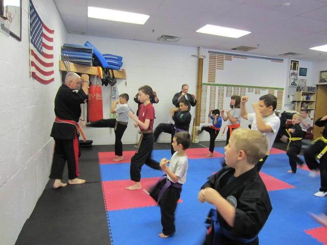 รูปภาพ:http://www.dracutkenpokarate.com/wp-content/gallery/header-gallery/karate-test-and-seminar-june-8-2013-015.jpg