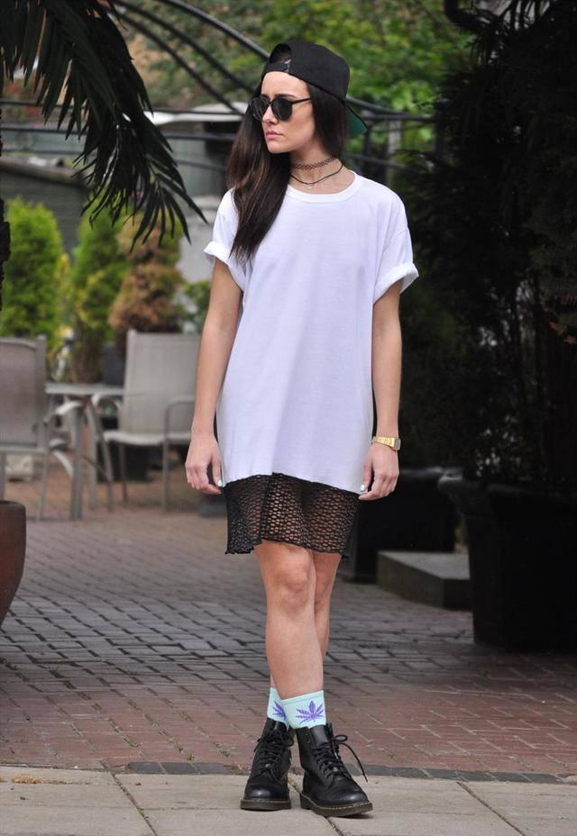 รูปภาพ:http://www.goneretro.co.uk/ekmps/shops/goneretro/images/90s-grunge-white-black-net-trim-oversize-tee-t-shirt-dress-7373-p.jpg