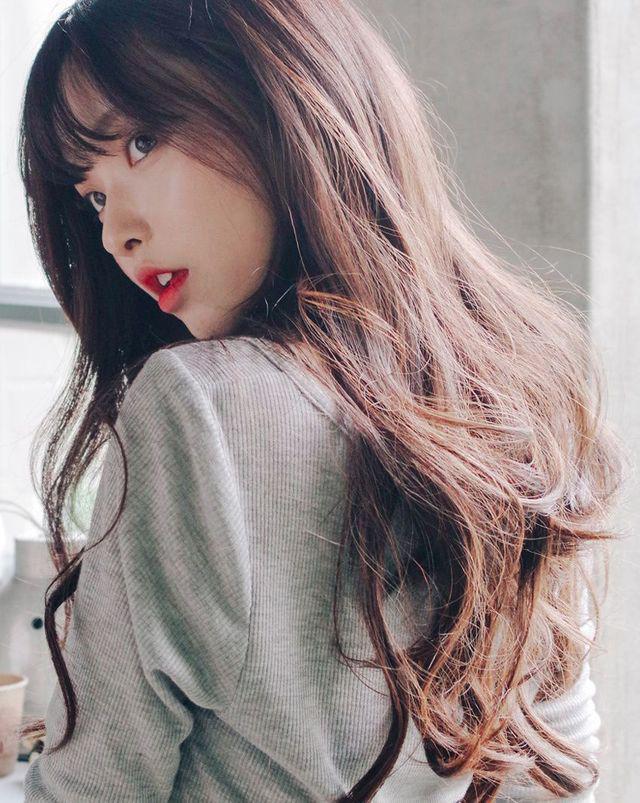 รูปภาพ:https://i1.wp.com/sevenchampions.org.uk/uploads/123/appealing-ulzzang-pretty-korean-girl-selca-asian-fashion-image-for-with-brown-hair-trends-and-styles.jpg