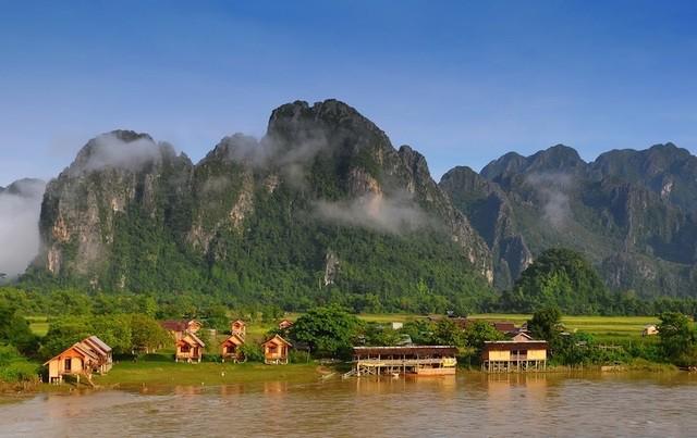 รูปภาพ:http://cdn.touropia.com/gfx/d/tourist-attractions-in-laos/vang_vieng.jpg?v=1