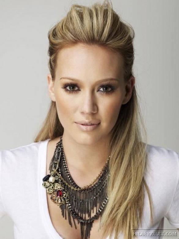 รูปภาพ:http://youqueen.com/wp-content/uploads/2012/05/hilary-duff-half-up-half-down.jpg