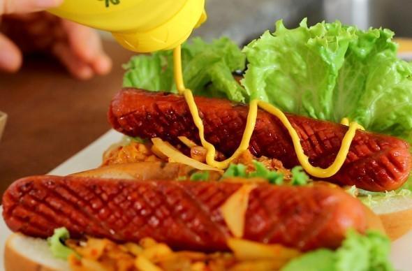 รูปภาพ:https://www.maangchi.com/wp-content/uploads/2014/05/hotdog_mustard-590x388.jpg