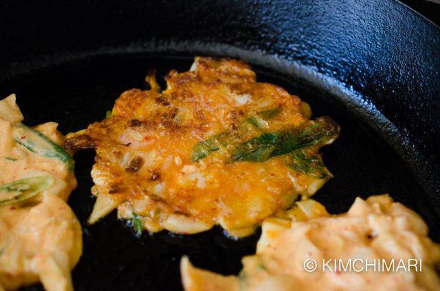 รูปภาพ:https://kimchimari.com/wp-content/uploads/2017/12/Kimchi-Pancake-Jeon-fryinginoil-1024x678.jpg