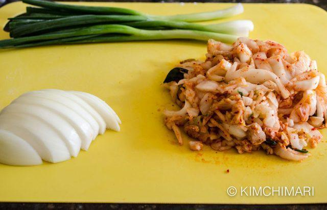 รูปภาพ:https://kimchimari.com/wp-content/uploads/2017/12/Kimchi-Pancake-ingredients-sliced-1024x659.jpg