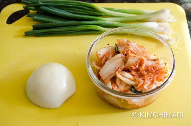 รูปภาพ:https://kimchimari.com/wp-content/uploads/2017/12/Kimchi-Pancake-ingredients-1024x678.jpg