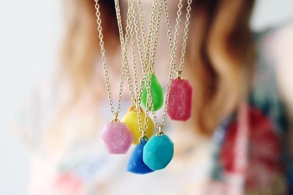 รูปภาพ:https://www.rocknrollbride.com/wp-content/uploads/2014/06/Gemstone-Necklaces-576x384.jpg