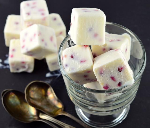 รูปภาพ:https://mayihavethatrecipe.com/wp-content/uploads/2013/10/Frozen-greek-yogurt-pomegranate-bites.jpg