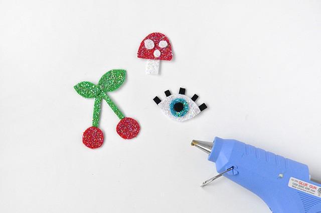 รูปภาพ:https://www.handmadecharlotte.com/wp-content/uploads/2018/03/glitterpatches.step5_.690.jpg