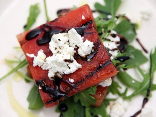 รูปภาพ:http://foodnetwork.sndimg.com/content/dam/images/food/fullset/2009/7/15/0/GrilledWatermelonSalad_s4x3.jpg.rend.sni5col.landscape.jpeg