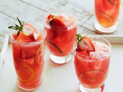 รูปภาพ:http://foodnetwork.sndimg.com/content/dam/images/food/fullset/2015/4/2/0/QF0402H_Watermelon-Strawberry-Sangria_s4x3.jpg.rend.sni5col.landscape.jpeg