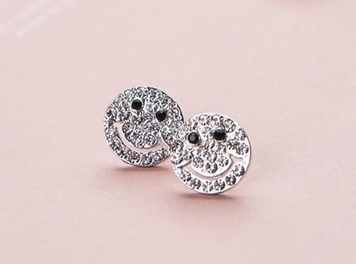 รูปภาพ:https://2.bp.blogspot.com/-4i4ztMlBqSc/W11jCbOccqI/AAAAAAAAaCg/NFAPvC4-r1UqrPwOAxjUcCV9xaQchoLsQCLcBGAs/s1600/earring2.jpg