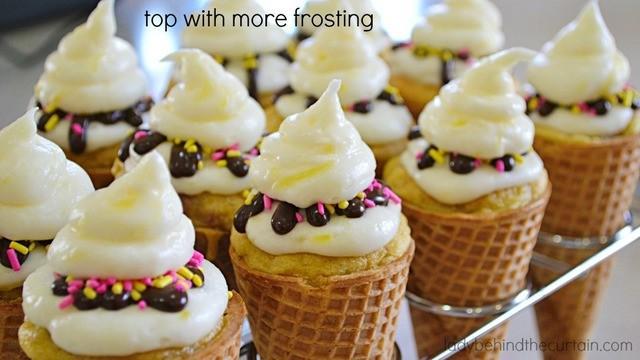 รูปภาพ:https://www.ladybehindthecurtain.com/wp-content/uploads/2015/06/Banana-Split-Ice-Cream-Cone-Cupcakes-Lady-Behind-The-Curtain-5.jpg