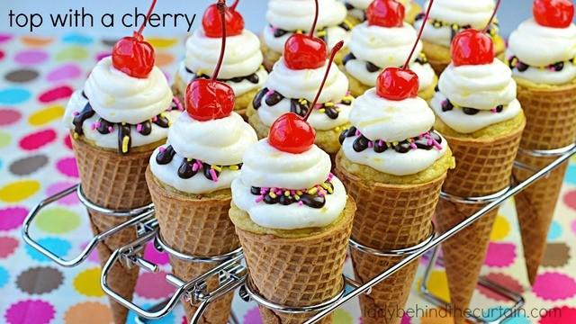 รูปภาพ:https://www.ladybehindthecurtain.com/wp-content/uploads/2015/06/Banana-Split-Ice-Cream-Cone-Cupcakes-Lady-Behind-The-Curtain-6.jpg