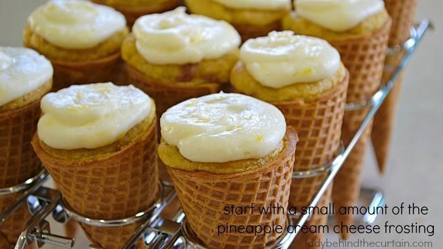 รูปภาพ:https://www.ladybehindthecurtain.com/wp-content/uploads/2015/06/Banana-Split-Ice-Cream-Cone-Cupcakes-Lady-Behind-The-Curtain-3.jpg