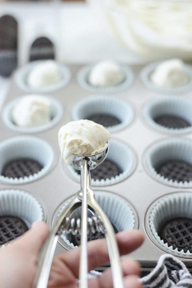 รูปภาพ:http://www.simplyscratch.com/wp-content/uploads/2018/07/Cookies-and-Cream-Mini-Cheesecakes-l-SimplyScratch.com-8-1200x1798.jpg