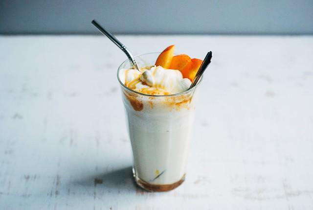 รูปภาพ:https://www.handmadecharlotte.com/wp-content/uploads/2015/08/Salted-caramel-milkshake22.jpg