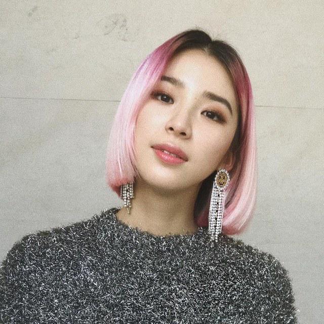 รูปภาพ:https://popcornfashion.com/wp-content/uploads/2018/01/irene-kim-pink-hair.jpg
