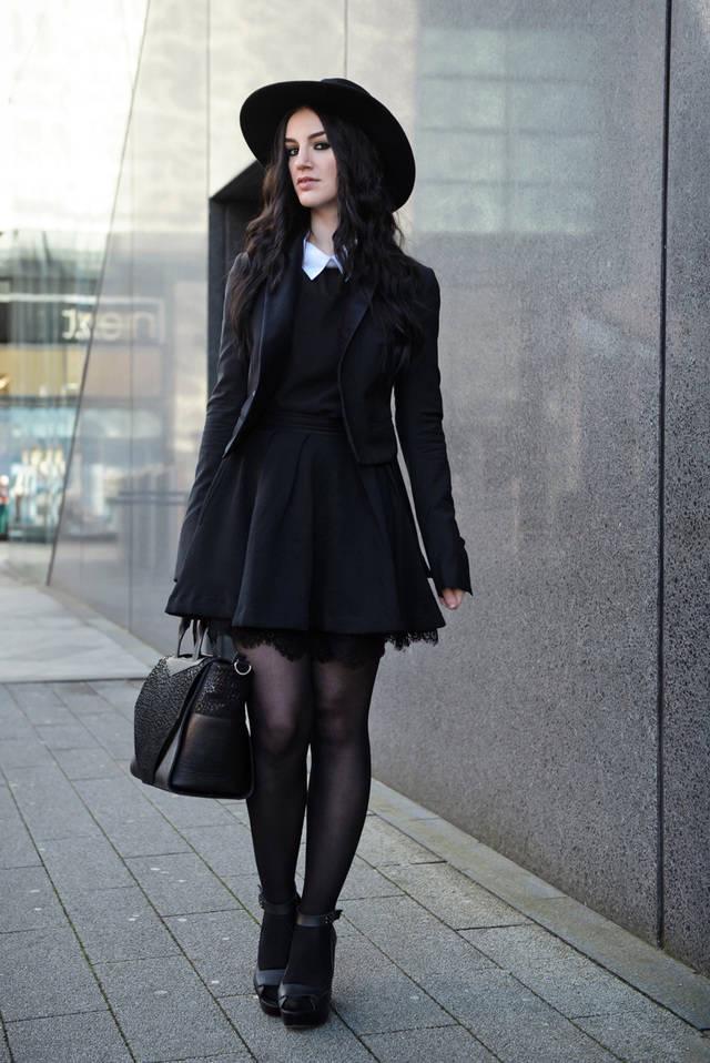 รูปภาพ:http://glamradar.com/wp-content/uploads/2015/07/all-black-outfit-with-white-collar.jpg
