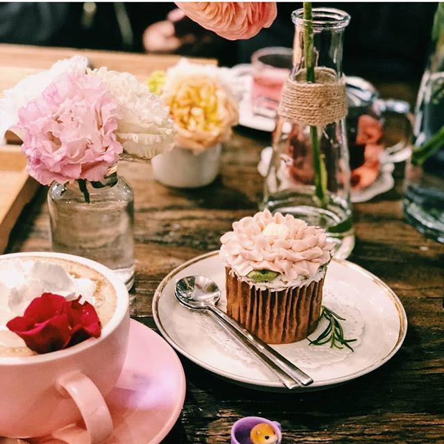รูปภาพ:https://www.instagram.com/p/BhZItH_gylj/?taken-by=flowercafe_lovinher