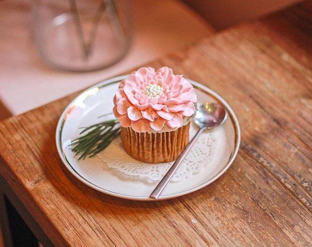 รูปภาพ:https://www.instagram.com/p/Bnqoh-2g1n0/?taken-by=flowercafe_lovinher