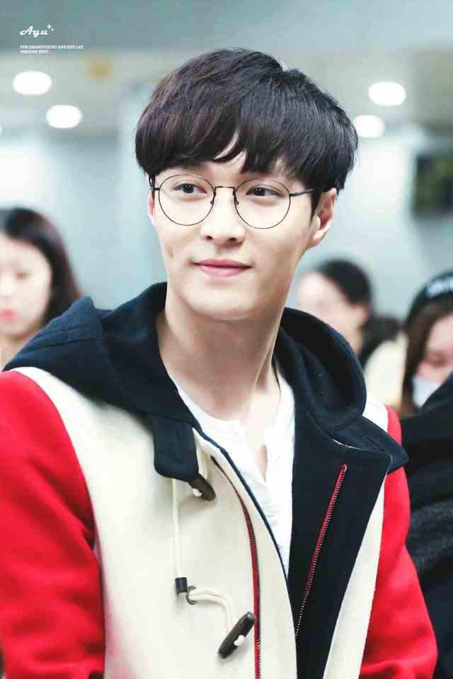 รูปภาพ:http://koreanidol.us/wp-content/uploads/2018/01/kpopmap-stunning-lay-exo-wearing-glasses-photos-u-kpopmap-us-bares-his-chocolate-abs-for-december.jpg
