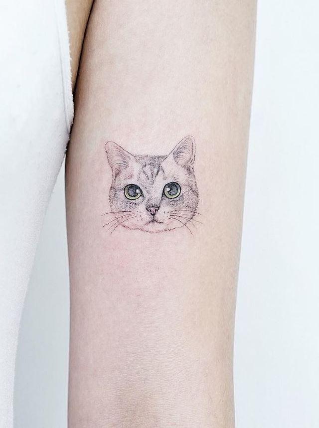 รูปภาพ:https://www.gameofspoons.com/wp-content/uploads/2018/01/40-Stylish-Tattoos-by-Awesome-Tattoo-Artist-Mini-Lau-7.jpg