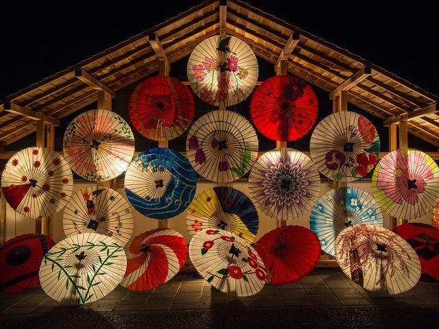 รูปภาพ:https://cdn.pixabay.com/photo/2015/02/15/03/04/japanese-umbrellas-636870_1280.jpg