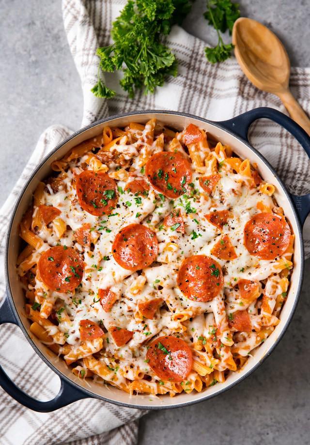 รูปภาพ:https://www.thechunkychef.com/wp-content/uploads/2017/10/One-Pot-Pepperoni-Pizza-Pasta-2.jpg