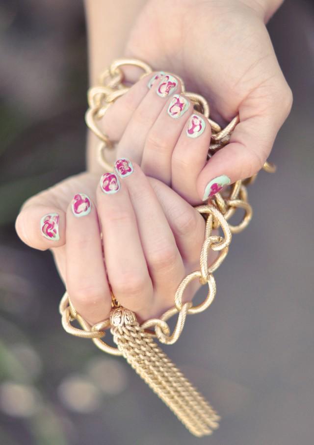 รูปภาพ:http://3.bp.blogspot.com/-s2SbtlY9Mig/T7StlhvuqII/AAAAAAAAHCY/hOryZXeIF4E/s1600/nails+and+gold+chain+and+tassel++-+diy+manicure.jpg