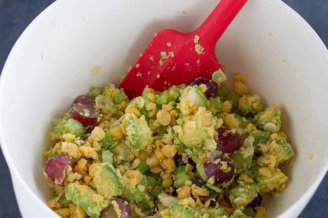 รูปภาพ:https://www.californiaavocado.com/getattachment/92dbe2e3-358d-4501-a203-51bcbdacbda5/Mixing-the-avocado-chickpea-salad.jpg