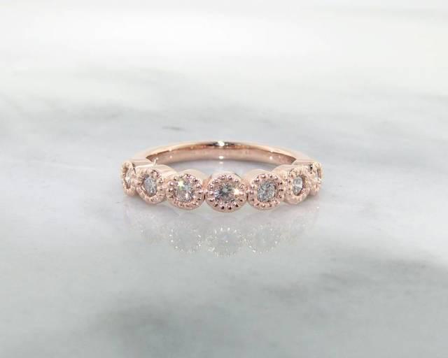 รูปภาพ:https://static.shoplightspeed.com/shops/607255/files/004759706/timeless-bridal-diamond-rose-gold-ring-milgrain-be.jpg