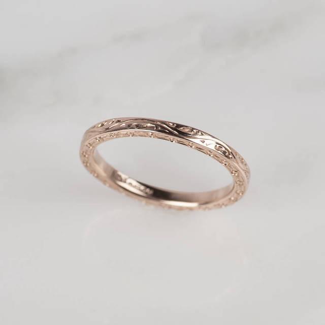 รูปภาพ:https://cdn.notonthehighstreet.com/fs/f6/0d/fcf9-b5d7-4708-9be4-b35bf19330de/original_engraved-rose-gold-ring.jpg