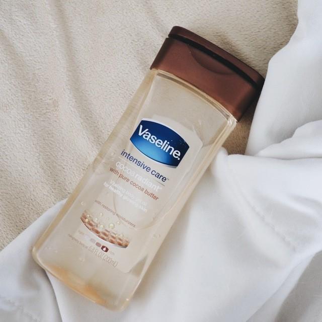 ภาพประกอบบทความ รีวิว Vaseline intensive care cocoa radiant gel oil ตัวช่วยผิวฉ่ำ ที่กำลังดังมาก