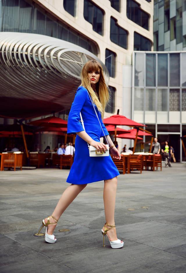 รูปภาพ:http://glamradar.com/wp-content/uploads/2015/10/2.-blue-dress-with-transluscent-heels.jpg