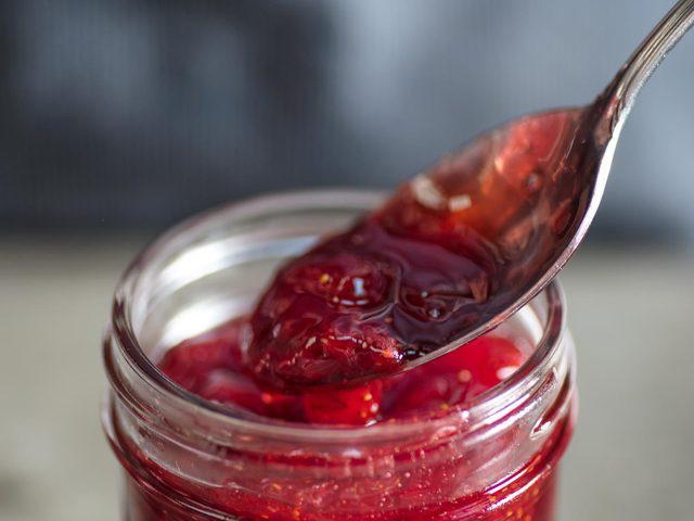 รูปภาพ:https://www.seriouseats.com/recipes/images/2017/07/20170717-preserving-strawberry-jam-vicky-wasik-4-1500x1125.jpg