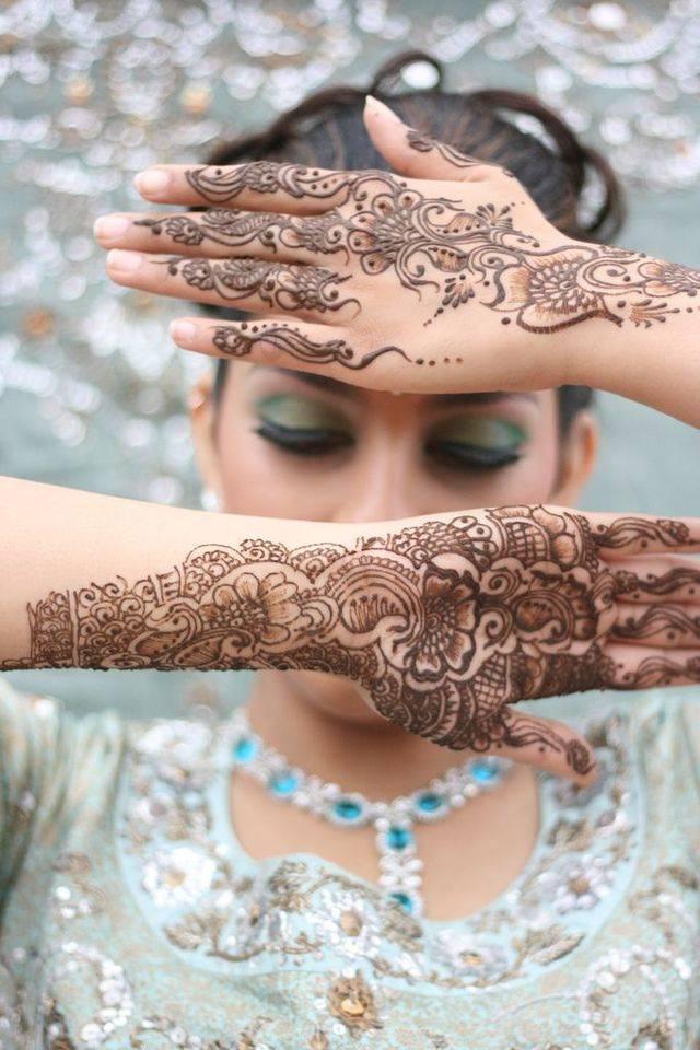 รูปภาพ:http://glamradar.com/wp-content/uploads/2015/02/indian-bridal-tattoo.jpg