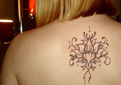 รูปภาพ:http://www.tattoobite.com/wp-content/uploads/2014/05/decent-lotus-tattoo-on-upper-back.jpg