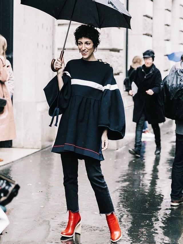 รูปภาพ:https://i0.wp.com/cooattire.com/wp-content/uploads/2018/07/Stylist-Outfits-Ideas-to-Wear-on-Rainy-Day-23.jpg?fit=700%2C933