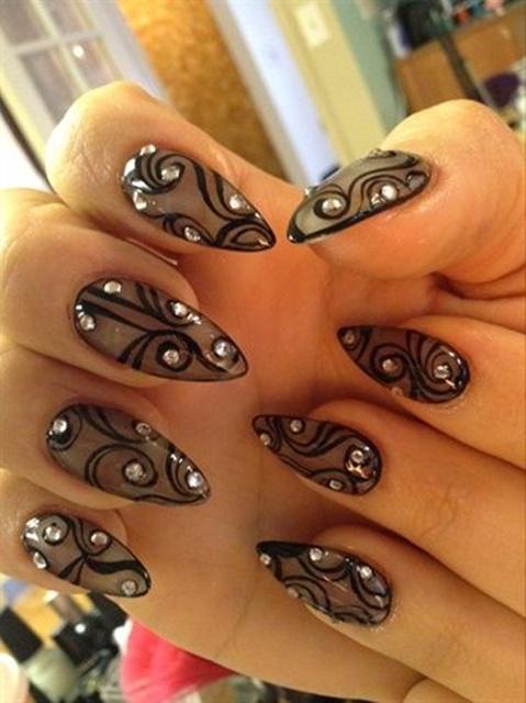 รูปภาพ:http://fenzyme.com/wp-content/uploads/2014/11/Black-Nail-art-designs21.jpg