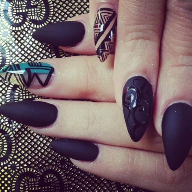 รูปภาพ:http://fenzyme.com/wp-content/uploads/2014/11/Black-Nail-art-designs29.jpg