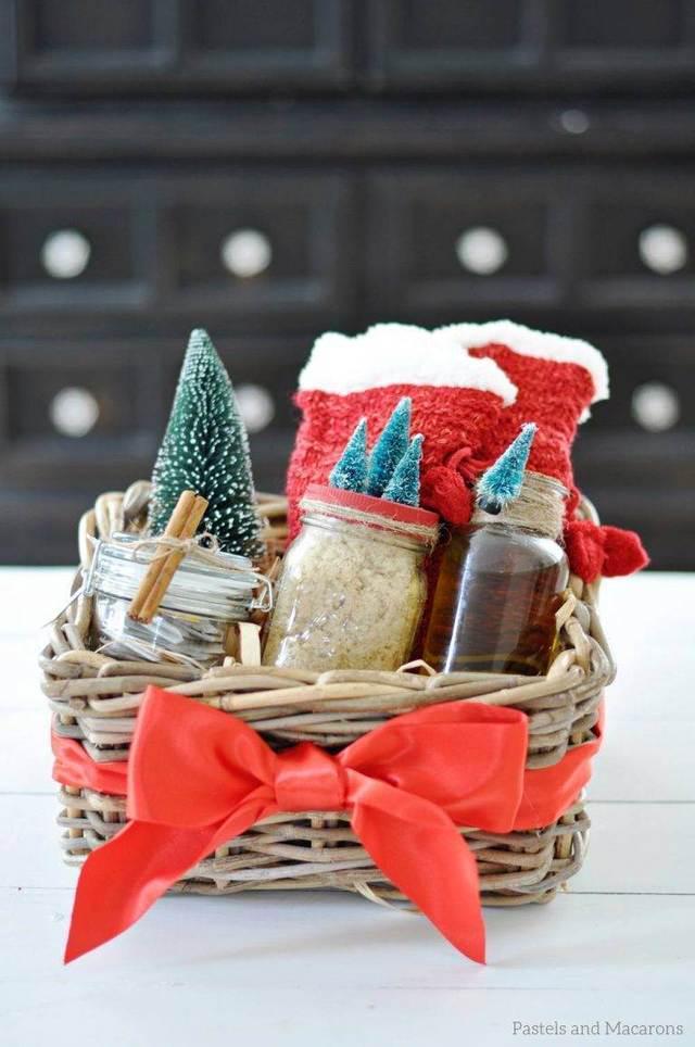 รูปภาพ:https://i0.wp.com/www.diybunker.com/wp-content/uploads/2017/10/This-DIY-Spa-Gift-Basket-it-the-perfect-and-thoughtly-handmade-gift-to-give-this-Christmas-1-768x1157.jpg